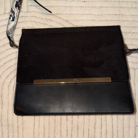Elegant Black Crossbody Bag - Picture 3 of 6